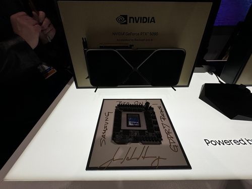 젠슨 황의 친필 사인(새너제이[미 캘리포니아주]=연합뉴스) 김태종 특파원 = 젠슨 황 엔비디아 최고경영자(CEO)가 연례 개발자 콘퍼런스 GTC 2025 넷째 날인 20일(현지시간) 삼성전자 부스를 찾아 그래픽 메모리에 한 친필 사인. 2025. 3. 21 taejong75@yna.co.kr