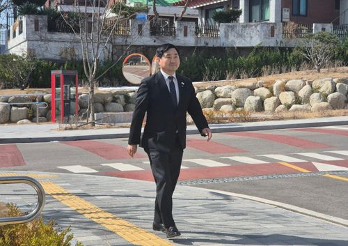 법원 들어오는 더불어민주당 강원특별자치도당 위원장[촬영 류호준]