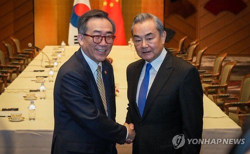 기념촬영하는 조태열 장관-왕이 외교부장(서울=연합뉴스) 외교장관 회의 참석차 일본을 방문 중인 조태열 외교부 장관이 21일 왕이 중국공산당 중앙외사판공실 주임(외교부장 겸임)과 회담에서 기념촬영을 하고 있다. 2025.3.21 [외교부 제공. 재판매 및 DB금지] photo@yna.co.kr