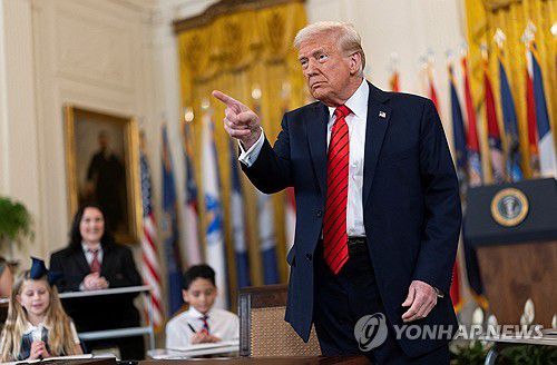 트럼프, 연방 교육부 폐지(워싱턴 로이터=연합뉴스) 20일(현지시간) 도널드 트럼프 미국 대통령이 교육부 폐지를 지시하는 행정명령에 서명했다. 2025.03.21