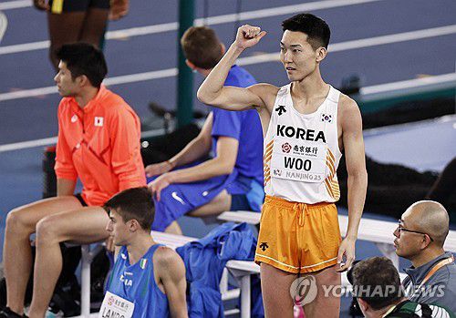 높이를 확인하는 우상혁(난징 로이터=연합뉴스) 우상혁이 21일 중국 난징에서 열린 2025 세계실내육상선수권대회 남자 높이뛰기 결선에서 바 높이를 확인하고 있다.