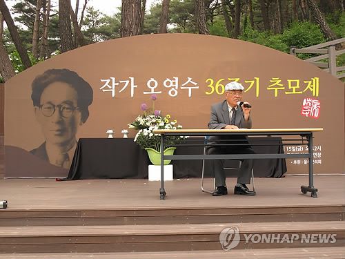 울산서 난계 오영수 선생 36주기 추모제(울산=연합뉴스) 장영은 기자 = 울산 오영수문학관(관장 이연옥)은 15일 난계 오영수 선생 36주기를 맞이해 문학관 야외공연장에서 추모제를 열었다. 오영수 선생의 부산중학교 제자인 소설가 김춘복 선생이 '나의 스승 오영수'를 주제로 이야기 보따리를 풀어내고 있다.2015.5.15 << 오영수문학관 제공 >> young@yna.co.kr