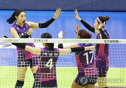 기뻐하는 김연경(수원=연합뉴스) 홍기원 기자 = 28일 경기도 수원실내체육관에서 열린 프로배구 V리그 여자부 챔피언결정전 1차전 현대건설 힐스테이트와 흥국생명 핑크스파이더스의 경기. 흥국생명 김연경이 팀 득점 성공에 기뻐하고 있다. 2024.3.28 xanadu@yna.co.kr