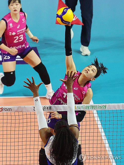 김연경 '강스파이크'(인천=연합뉴스) 임순석 기자 = 1일 인천 삼산월드체육관에서 열린 프로배구 V리그 여자부 챔피언결정전 3차전 흥국생명 핑크스파이더스와 현대건설 힐스테이트의 경기. 흥국생명 김연경이 스파이크하고 있다. 2024.4.1 soonseok02@yna.co.kr