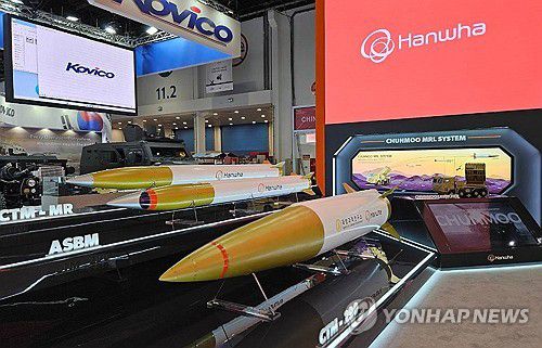 한화, IDEX 2025 참가(서울=연합뉴스) 한화에어로스페이스와 한화시스템이 UAE 아부다비에서 열리는 국제방산전시회(IDEX) 2025에 참가해 K-방산 종합 역량을 선보이며 중동·북아프리카 시장을 공략한다고 17일 밝혔다.      IDEX 2025 전시회에서 한화에어로스페이스가 CTM-290 중거리 유도탄, 대함유도미사일(가운데), CTM-290 장거리 유도탄(아래) 등 최신 천무 다연장체계 정밀유도 탄종을 선보이고 있다. 2025.2.17 [한화시스템 제공. 재판매 및 DB 금지] photo@yna.co.kr