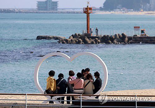 햇볕이 좋은 봄날의 추억(강릉=연합뉴스) 유형재 기자 = 낮 최고기온이 18도까지 올라간 12일 강원 강릉시 강문해변에서 관광객들이 따뜻한 봄날의 추억을 만들고 있다. 2025.3.12 yoo21@yna.co.kr