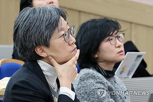 의대생 복귀 비난하는 의대생·전공의 비판한 강희경-하은진 교수(서울=연합뉴스) 신현우 기자 = 서울대 의대·서울대병원 강희경(왼쪽) 교수와 하은진 교수가 18일 서울 종로구 서울대학교 의과대학 융합관 양윤선홀에서 '더 나은 의료시스템을 함께 만들어가는 의료소비자·공급자 공동행동'이 연 '우리의 현주소: 의료시스템 수행지표의 팩트 검토' 토론회에 참석해 발제를 듣고 있다.     강 교수와 하 교수를 비롯해 서울대 의대·서울대병원 오주환·한세원 교수는 전날 '복귀하는 동료는 더 이상 동료가 아니라고 주장하는 분들께 이제는 결정할 때입니다'라는 이름의 성명을 내며 의대생 복귀 움직임 비난하는 의대생과 전공의를 비판했다. 2025.3.18 nowwego@yna.co.kr