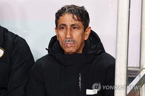 경기 시작 기다리는 오만 라시드 자베르 감독(고양=연합뉴스) 서대연 기자 = 20일 경기도 고양종합운동장에서 열린 2026 북중미 월드컵 아시아 3차 예선 B조 7차전 대한민국과 오만의 경기.      오만 라시드 자베르 감독이 경기 시작을 기다리고 있다. 2025.3.20 dwise@yna.co.kr