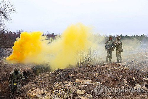훈련 중 병사와 대화하는 왕세자[로이터 연합뉴스]