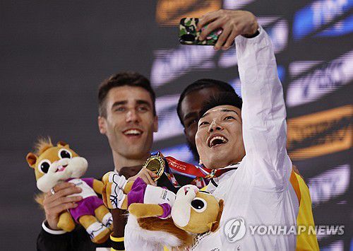 난징 세계실내선수권에서 우승한 뒤, 시상식에서 기념 촬영하는 우상혁[로이터=연합뉴스 자료사진]