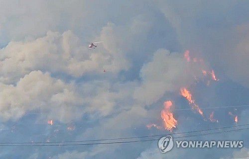 산청 산불 화재, 고군분투하는 소방헬기(서울=연합뉴스) 22일 전날 발생한 산불이 이어지고 있는 경남 산청군 단성면 일대에서 소방헬기가 화재 현장을 분주히 오가고 있다. 2025.3.22 [독자 제공. 재판매 및 DB 금지] photo@yna.co.kr