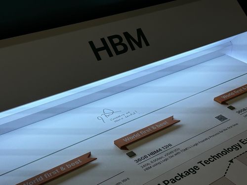 제프 피셔 엔비디아 수석부사장이 사인한 SK하이닉스의 'HBM4'(새너제이[미 캘리포니아주]=연합뉴스) 김태종 특파원 = 제프 피셔 엔비디아 그래픽처리장치(GPU) 사업 부문 수석부사장이 18일(현지시간) 연례 개발자 콘퍼런스 GTC 2025에 마련된 SK하이닉스 부스를 찾아 "HBM4 샘플을 축하합니다!"(Congrats on HBM4 Sample!)라고 메시지를 남겼다. 2025.3.21 taejong75@yna.co.kr
