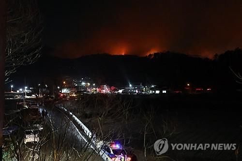 울주 산불 현장(울산=연합뉴스) 장지현 기자 = 22일 밤 울산 울주군 온양읍 운화리 야산에서 발생한 산불 현장에서 야간 진화 작업이 계속되고 있다. 2025.3.22