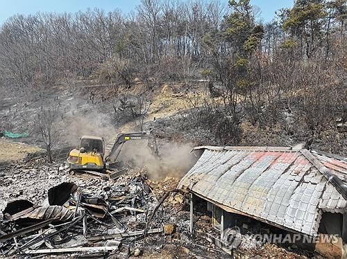 산불이 남긴 폐허(의성=연합뉴스) 윤관식 기자 = 경북 의성군 대형 산불 발생 이틀째인 23일 의성군 안평면의 한 주택이 산불로 전소돼 폐허가 된 모습을 보이고 있다. 2025.3.23