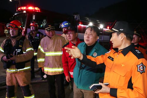 현장을 찾은 김영환 충북지사(오른쪽 두번째)[충북도 제공. 재판매 및 DB 금지]