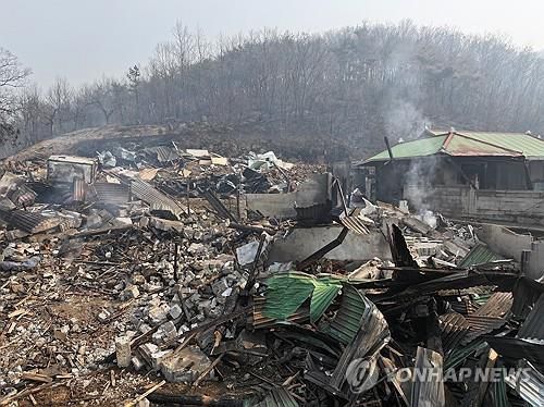 산불이 남긴 폐허(의성=연합뉴스) 윤관식 기자 = 경북 의성군 대형 산불 발생 이틀째인 23일 의성군 안평면의 한 주택이 산불로 전소돼 폐허가 된 모습을 보이고 있다. 2025.3.23 psik@yna.co.kr