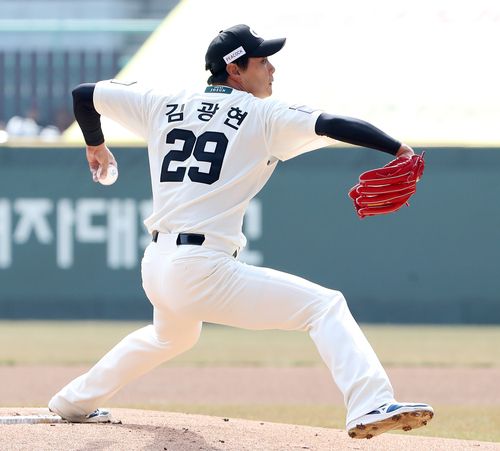 역투하는 김광현(서울=연합뉴스) SSG 김광현이 23일 인천 SSG랜더스필드에서 열린 프로야구 두산과의 홈 경기에 선발 등판해 역투하고 있다. [SSG랜더스 제공. 재판매 및 DB 금지]