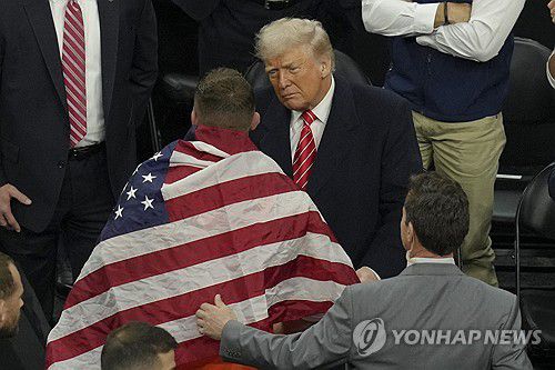 레슬링 선수 격려하는 트럼프 미국 대통령[필라델피아< 미 펜실베이니아주 > AFP=연합뉴스 재판매 및 DB금지]
