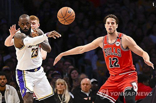 르브론 제임스(23번)의 패스[Jonathan Hui-Imagn Images/로이터=연합뉴스]