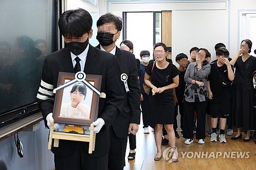 2023년 9월 9일 평소 근무했던 교실을 둘러보는 대전용산초 심미영 선생님 영정  대전용산초 심미영(가명) 선생님은 반 아이들에게 큰소리를 쳤다는 이유 등으로 아동학대범죄자로 몰렸다. 당시 세이브더칠드런은 심 선생님과 아이들을 조사한 뒤 아동학대라는 의견을 경찰에 제출했다.    심 선생님은 극단적 선택 20여일 전에 전국초등교사노조에 보낸 메일에서 "이 사건에서 저는 아동학대조사기관(세이브더칠드런)의 어이없는 결정을 경험했습니다. 그들은 교육현장에 대해 전혀 알지 못했고, 이해하려 하지 않았습니다. 하지만 그들은 책임지지 않았습니다. 제가 다시 아동학대 결정을 내린 판단 기준을 물어보고 싶었지만 어디에서도 그들의 자료를 찾을 수 없었습니다"라고 했다.   세이브더칠드런은 장례식에도 오지 않았고, 유족들에게 사과한 적이 없다고 심 선생님 남편은 전했다. [연합뉴스 사진]