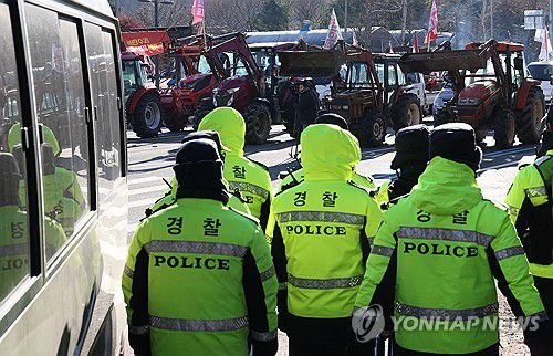 트랙터 상경 시위 막아선 경찰(서울=연합뉴스) 김성민 기자 = 전국농민회총연맹 전봉준 투쟁단이 윤석열 대통령 구속 등을 촉구하며 트랙터 상경 시위에 나섰다가 20시간 이상 대치를 이어간 22일 서울 서초구 남태령 인근에서 트랙터들이 멈춰 서 있다. 2024.12.22 ksm7976@yna.co.kr