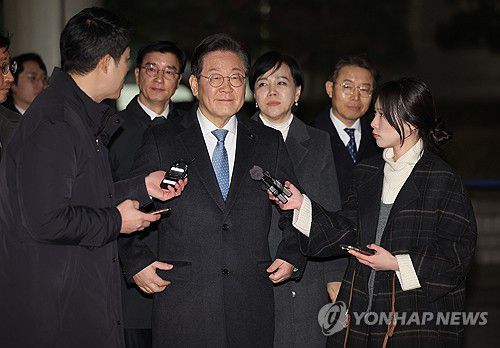 이재명 대표, '공직선거법 위반' 2심 변론 종료(서울=연합뉴스) 류영석 기자 = 더불어민주당 이재명 대표가 26일 서울고등법원에서 열린 공직선거법 위반 혐의 사건 2심 결심 공판을 마친 뒤 법정을 나서고 있다. 2025.2.26 ondol@yna.co.kr