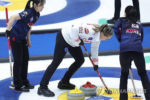 스윕 대결(의정부=연합뉴스) 임병식 기자 = 19일 의정부실내빙상장에서 열린 2025 LGT 세계여자컬링선수권대회 한국과 캐나다 경기에서 캐나다 레이철 호먼이 스윕하고 있다. 왼쪽은 한국 김수지, 오른쪽은 한국 김민지. 2025.3.19 andphotodo@yna.co.kr