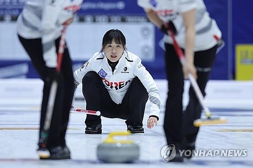스톤 바라보는 김은지(의정부=연합뉴스) 임병식 기자 = 21일 의정부실내빙상장에서 열린 2025 LGT 세계여자컬링선수권대회 한국과 이탈리아 경기에서 한국 김은지가 투구한 뒤 스톤을 바라보고 있다. 2025.3.21 andphotodo@yna.co.kr