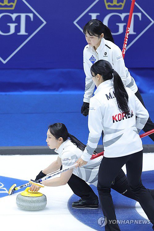 투구하는 김수지(의정부=연합뉴스) 임병식 기자 = 21일 의정부실내빙상장에서 열린 2025 LGT 세계여자컬링선수권대회 한국과 이탈리아 경기에서 한국 김수지가 투구하고 있다. 2025.3.21 andphotodo@yna.co.kr