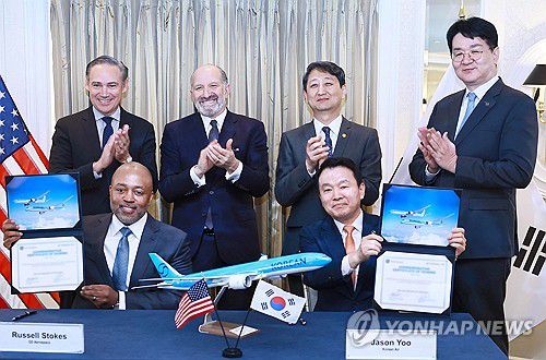 대한항공-보잉·GE에어로스페이스 간 협력강화를 위한 서명식(서울=연합뉴스) 안덕근 산업통상자원부 장관(뒷줄 오른쪽 두번째)이 21일(현지시간) 미국 워싱턴 D.C. 월라드호텔에서 하워드 러트닉 미국 상무부 장관(뒷줄 왼쪽 두번째), 조원태 한진그룹 회장(뒷줄 오른쪽 첫번째), 켈리 오트버그 보잉사 회장(왼쪽 첫번째), 러셀 스톡스 GE 에어로스페이스 CEO(앞줄 왼쪽)를 비롯한 한-미 양국 정부와 기업 대표 등 관계자가 참석한 가운데 열린 '대한항공-보잉·GE에어로스페이스 간 협력강화를 위한 서명식'에 참석하고 있다. 2025.3.22 [산업통상자원부 제공. 재판매 및 DB 금지] photo@yna.co.kr