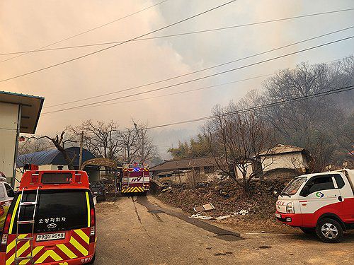 충북 옥천·영동 산불(영동=연합뉴스) 23일 충북 영동군 용산면 부상리 도내마을 인근에서 소방당국이 산불 진화작업을 하고 있다.      이날 오전 11시 55분께 충북 옥천군 청성면 조천리에서 시작된 불이 영동군 용산면 부상리의 야산으로 번지면서, 이 지역 도내마을 주민 10명이 안전한 곳으로 대피했다.    2025.3.23  [충북도소방본부 제공. 재판매 및 DB 금지] photo@yna.co.kr