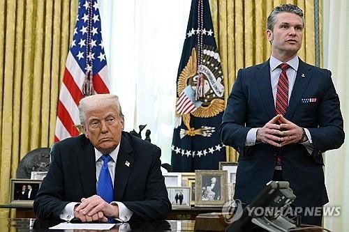 도널드 트럼프 미국 대통령과 피트 헤그세스 미 국방장관[워싱턴 AFP=연합뉴스. 재판매 및 DB 금지]