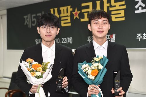 제5기 국내 쏘팔코사놀 우승자인 신진서(왼쪽)와 박정환[한국기원 제공. 재판매 및 DB 금지]