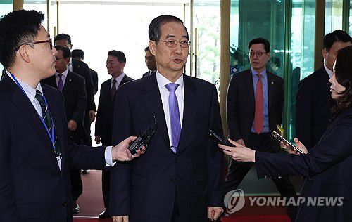 질문에 답하는 한덕수 권한대행(서울=연합뉴스) 최재구 기자 = 대통령 권한대행으로 직무 복귀한 한덕수 대통령 권한대행 국무총리가 24일 정부서울청사로 출근하며 취재진의 질문에 답하고 있다. 2025.3.24 jjaeck9@yna.co.kr