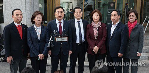 한덕수 총리 탄핵심판 기각 관련 입장 발표하는 국민의힘 의원들(서울=연합뉴스) 김인철 기자 = 국민의힘 나경원, 김기현 의원 등이 24일 서울 종로구 헌법재판소 대심판정에서 열린 한덕수 국무총리에 대한 탄핵심판 선고 방청을 마친 뒤 나와 입장을 발표하고 있다.     왼쪽부터 국민의힘 박덕흠, 나경원, 김기현, 박대출, 김미애, 강승규, 이인선 의원. 2025.3.24 yatoya@yna.co.kr