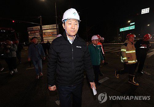 강동구 싱크홀 현장 찾은 오세훈 시장(서울=연합뉴스) 서명곤 기자 = 오세훈 서울시장이 24일 싱크홀(땅 꺼짐) 사고가 발생한 서울 강동구 대명초등학교 인근 사거리를 찾아 이동하고 있다. 2025.3.24 seephoto@yna.co.kr