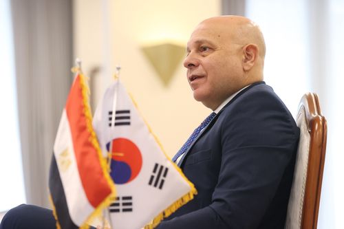 인터뷰하는 주한 이집트 대사(서울=연합뉴스) 강민지 기자 = 칼리드 압델라흐만 주한 이집트 대사가 지난 24일 서울 용산구 주한이집트대사관에서 연합뉴스와 인터뷰하고 있다. 2025.3.25 mjkang@yna.co.kr