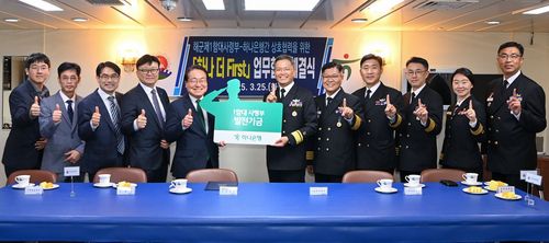 해군 1함대-하나은행 업무협약 (동해=연합뉴스) 25일 광개토대왕함에서 해군1함대사령부-하나은행 간 '하나 더 First' 업무협약을 체결한 뒤 하나은행 관계자가 해군 1함대에 발전기금을 전달하고 기념사진을 촬영하고 있다. 2025.3.25 [해군 1함대 제공. 재판매 및 DB 금지]