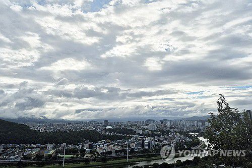 구름 낀 대구 하늘(대구=연합뉴스) 손대성 기자 = 22일 오전 대구 일대 하늘에 구름이 잔뜩 끼어 있다. 2024.9.22 sds123@yna.co.kr