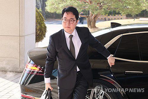 출근하는 심우정 검찰총장(서울=연합뉴스) 이정훈 기자 = 심우정 검찰총장이 17일 서울 서초구 대검찰청 청사로 출근하고 있다. 2025.3.17 uwg806@yna.co.kr