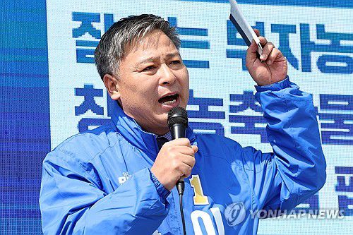 선거운동 돌입한 이재종 후보[연합뉴스 자료사진]