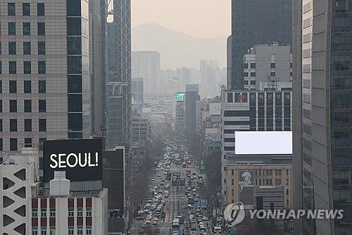 서울, 미세먼지 '나쁨'(서울=연합뉴스) 임화영 기자 = 미세먼지 농도가 전국에 '나쁨' 수준을 보인 24일 서울 시내가 먼지에 뒤덮여있다. 2025.3.24 hwayoung7@yna.co.kr