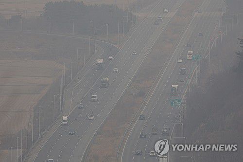 흐릿한 자유로(파주=연합뉴스) 임병식 기자 = 경기도에 초미세먼지 주의보가 발령된 25일 경기도 파주시 자유로 일대가 흐릿하다. 2025.3.25 andphotodo@yna.co.kr