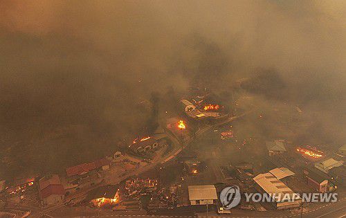 '재난'(의성=연합뉴스) 윤관식 기자 = 경북 의성군 산불 발생 나흘째인 25일 의성군 단촌면 하화1리에 강풍에 날아온 산불 불씨로 인한 화재가 발생해 있다. 2025.3.25 psik@yna.co.kr