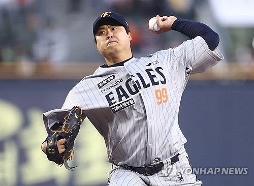 역투하는 류현진(서울=연합뉴스) 윤동진 기자 = 25일 잠실야구장에서 열린 2025 KBO리그 한화 이글스 대 LG 트윈스 경기. 1회 말 한화 선발투수 류현진이 역투하고 있다. 2025.3.25 mon@yna.co.kr