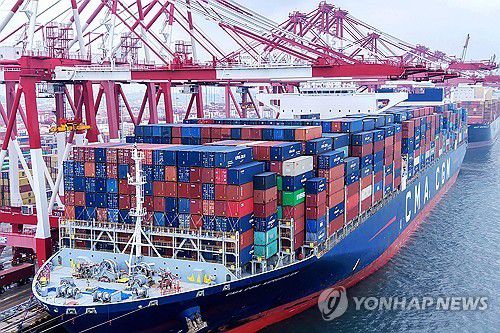 중국 무역항의 컨테이너선[AFP 연합뉴스 자료사진]