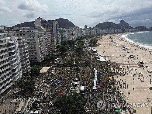 16일(현지시간) 코파카바나 해변 인근의 보우소나루 지지자 시위[AFP 연합뉴스 자료사진. 재판매 및 DB 금지]