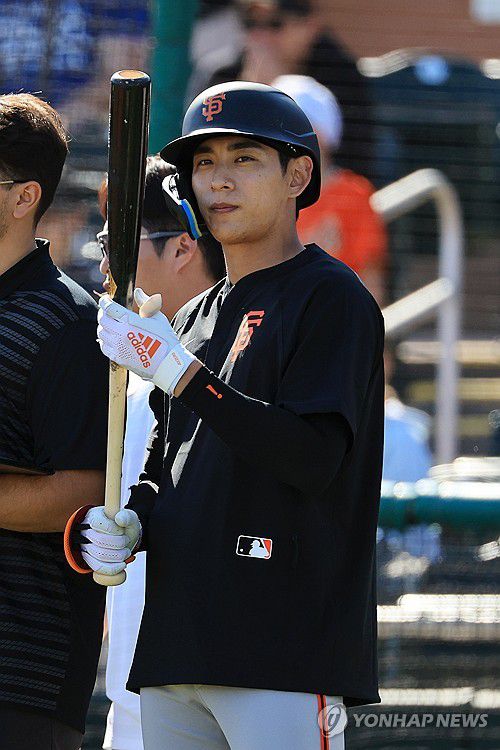 라이브 배팅 준비하는 이정후(스코츠데일[미국 애리조나주]=연합뉴스) 신현우 기자 = 미국프로야구 메이저리그(MLB) 두 번째 시즌을 준비하는 샌프란시스코 자이언츠 외야수 이정후가 18일(현지시간) 자이언츠 스프링캠프가 열리고 있는 미국 애리조나주 스코츠데일 스타디움에서 라이브 배팅을 준비하고 있다. 2025.2.19 nowwego@yna.co.kr