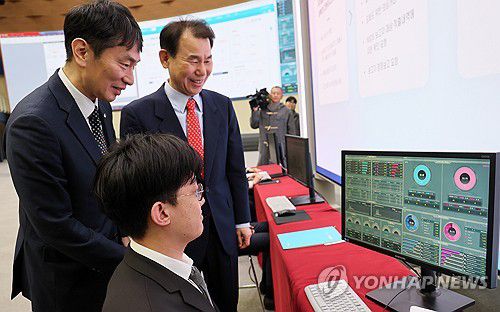 NSDS 불법 공매도 적출 시연(서울=연합뉴스) 김인철 기자 = 이복현 금융감독원장(왼쪽)과 정은보 한국거래소 이사장이 19일 서울 여의도 한국거래소에서 열린 '공매도 전산시스템 구축 시연회'에서 공매도 중앙점검시스템(NSDS) 불법 공매도 적출 시연을 보고 있다. 2025.3.19 [공동취재] yatoya@yna.co.kr