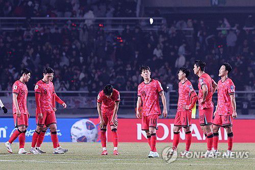 아쉬운 무승부(고양=연합뉴스) 임화영 기자 = 20일 경기도 고양종합운동장에서 열린 2026 북중미 월드컵 아시아 3차 예선 B조 7차전 대한민국과 오만의 경기. 한국 선수들이 1대1 무승부로 경기를 끝낸 뒤 아쉬워하고 있다. 2025.3.20 hwayoung7@yna.co.kr